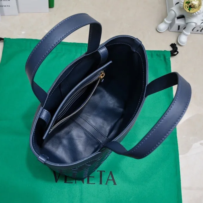 Batch 1560 #Bv 2023 new Flip Flap tote bag, simple and practical tote body design, classic leather weaving, fully displaying Bv craftsmanship, and making the whole bag look more refined. The zippered small pocket can be placed inside the bag, or can be placed outside as a handbag seal. The versatile small tote [happy] is both fashionable and practical. It is suitable for a variety of occasions. It is made of top-grade happa lambskin. It is very soft and lightweight. The bag shape that can stand up without falling down is really nice. It is the first choice for fashion workers and expectant mothers. Size: 23x18.5x15, model: 7746